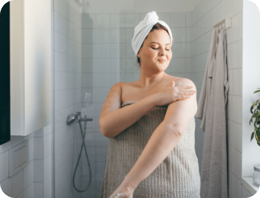 Mujer que practica el autocuidado después de una ducha